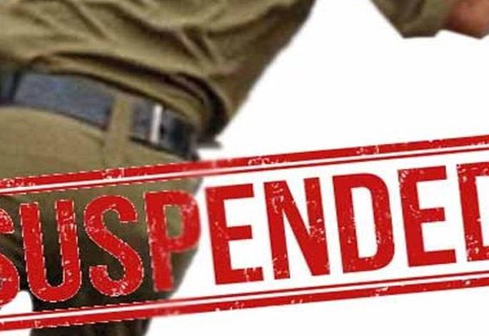Demand for liquor in the name of a police inspector; Female police officer suspended | पोलिस निरीक्षकाच्या नावे दारुची मागणी; महिला पोलिस कर्मचारी निलंबित Demand for liquor in the name of a police inspector; Female police officer suspended | पोलिस निरीक्षकाच्या नावे दारुची मागणी; महिला पोलिस कर्मचारी निलंबित