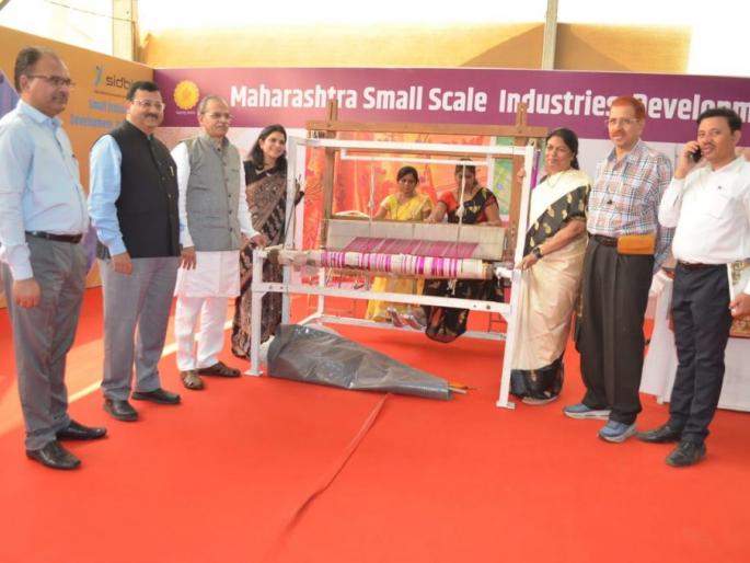 thousands of mumbaikar did sutaktai maha khadi art exhibition is getting response | हजारो मुंबईकरांनी केली सूतकताई! महाखादी कलासृष्टी प्रदर्शनाला मिळतोय प्रतिसाद thousands of mumbaikar did sutaktai maha khadi art exhibition is getting response | हजारो मुंबईकरांनी केली सूतकताई! महाखादी कलासृष्टी प्रदर्शनाला मिळतोय प्रतिसाद