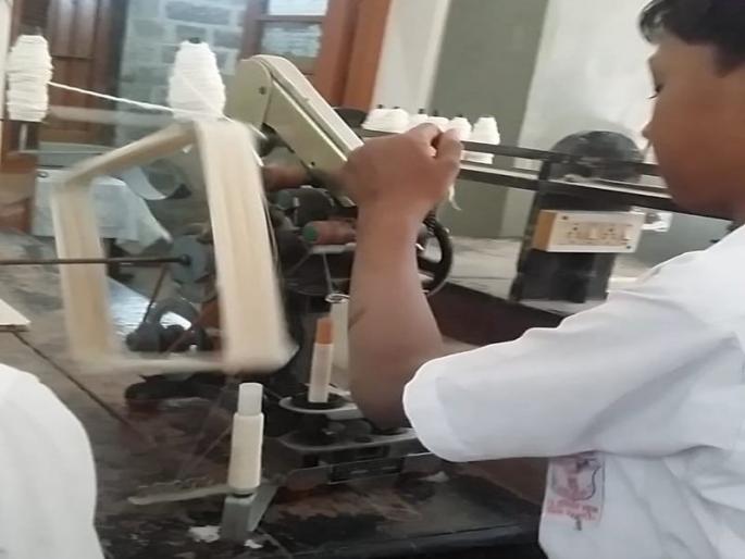 The President and Prime Minister's Jacket will be made of cotton yarn from the students | विद्यार्थ्यांनी कातलेल्या सुताच्या कापडातून बनणार राष्ट्रपती व पंतप्रधानांचे जॅकेट The President and Prime Minister's Jacket will be made of cotton yarn from the students | विद्यार्थ्यांनी कातलेल्या सुताच्या कापडातून बनणार राष्ट्रपती व पंतप्रधानांचे जॅकेट