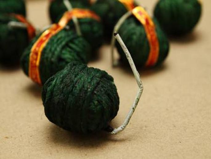 My Diwali: In one Diwali, a twine bomb burst in my hand - Makarand Anaspure | माझी दिवाळी : एका दिवाळीत तर माझ्या हातातच फुटला होता सुतळी बॅाम्ब My Diwali: In one Diwali, a twine bomb burst in my hand - Makarand Anaspure | माझी दिवाळी : एका दिवाळीत तर माझ्या हातातच फुटला होता सुतळी बॅाम्ब