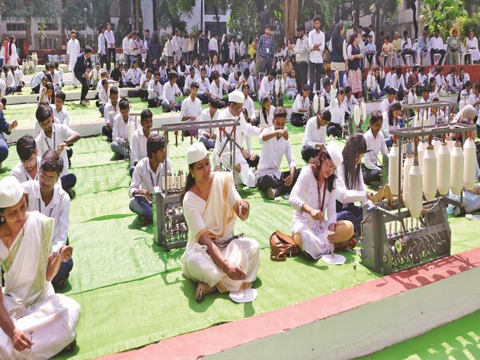 Spinning of 2,565 people simultaneously at MGM University; Recorded in the Asia Book of Records | महात्मा गांधींना अनोखी आदरांजली; २५६५ जणांची एकाच वेळी सूतकताई, रेकॉर्डची झाली नोंद Spinning of 2,565 people simultaneously at MGM University; Recorded in the Asia Book of Records | महात्मा गांधींना अनोखी आदरांजली; २५६५ जणांची एकाच वेळी सूतकताई, रेकॉर्डची झाली नोंद