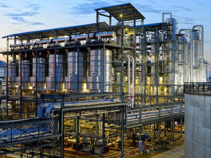 Sugar industry and distilleries have invested about 70 thousand crores in about 450 ethanol projects in the country | ७० हजार कोटी गोत्यात...! केंद्र सरकारच्या एका निर्णयानं गुंतवणूक अडचणीत Sugar industry and distilleries have invested about 70 thousand crores in about 450 ethanol projects in the country | ७० हजार कोटी गोत्यात...! केंद्र सरकारच्या एका निर्णयानं गुंतवणूक अडचणीत