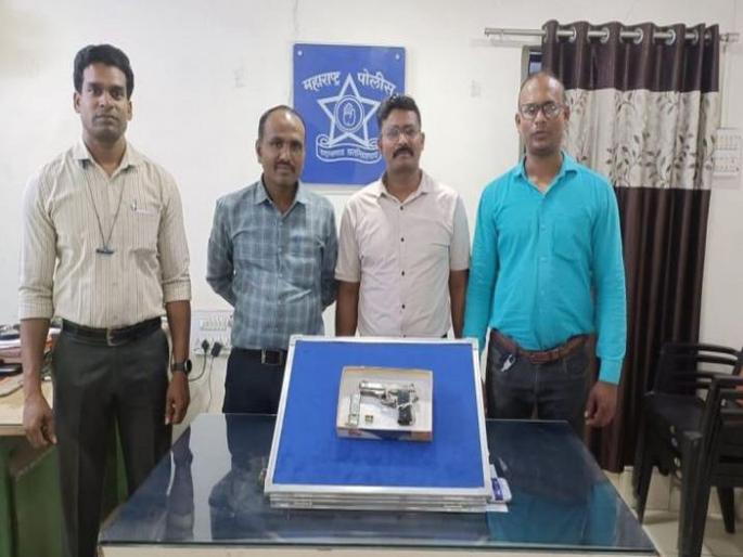 Pistol sale racket busted in Nagpur, seized from youth's house | नागपुरात पिस्तुल खरेदी-विक्रीच्या रॅकेटचा भांडाफोड, तरुणाच्या घरातून जप्ती Pistol sale racket busted in Nagpur, seized from youth's house | नागपुरात पिस्तुल खरेदी-विक्रीच्या रॅकेटचा भांडाफोड, तरुणाच्या घरातून जप्ती