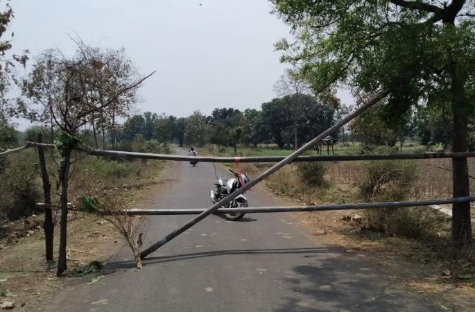 Penalty of two and a half thousand if he goes into town without asking; Spontaneous blockade by villagers | न विचारता गावात शिरल्यास अडीच हजारांचा दंड; गावकऱ्यांनी केली स्वयंस्फूर्तीने गावबंदी Penalty of two and a half thousand if he goes into town without asking; Spontaneous blockade by villagers | न विचारता गावात शिरल्यास अडीच हजारांचा दंड; गावकऱ्यांनी केली स्वयंस्फूर्तीने गावबंदी