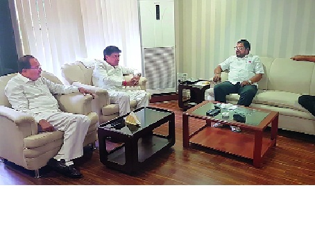 Shetty's meeting with the leaders of both the Congress, preparing for the Constituent Assembly; Leaders gathered in the role of 'Constitution Rescue' | दोन्ही काँग्रेसच्या नेत्यांशी शेट्टी यांची भेट संविधान मोर्चा तयारी : राजकीय चर्चा झाली नसल्याचे सूत्रांचे म्हणणे; ‘संविधान बचाव’च्या भूमिकेतून नेते एकत्र Shetty's meeting with the leaders of both the Congress, preparing for the Constituent Assembly; Leaders gathered in the role of 'Constitution Rescue' | दोन्ही काँग्रेसच्या नेत्यांशी शेट्टी यांची भेट संविधान मोर्चा तयारी : राजकीय चर्चा झाली नसल्याचे सूत्रांचे म्हणणे; ‘संविधान बचाव’च्या भूमिकेतून नेते एकत्र