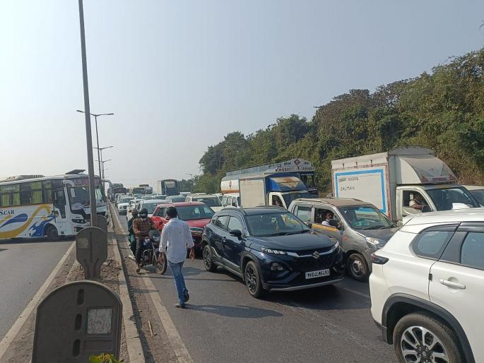 Traffic jam on Mumbai-Ahmedabad highway on the first day of New Year | मुंबई-अहमदाबाद महामार्गावर नववर्षाच्या पहिल्याच दिवशी वाहतूककोंडी Traffic jam on Mumbai-Ahmedabad highway on the first day of New Year | मुंबई-अहमदाबाद महामार्गावर नववर्षाच्या पहिल्याच दिवशी वाहतूककोंडी