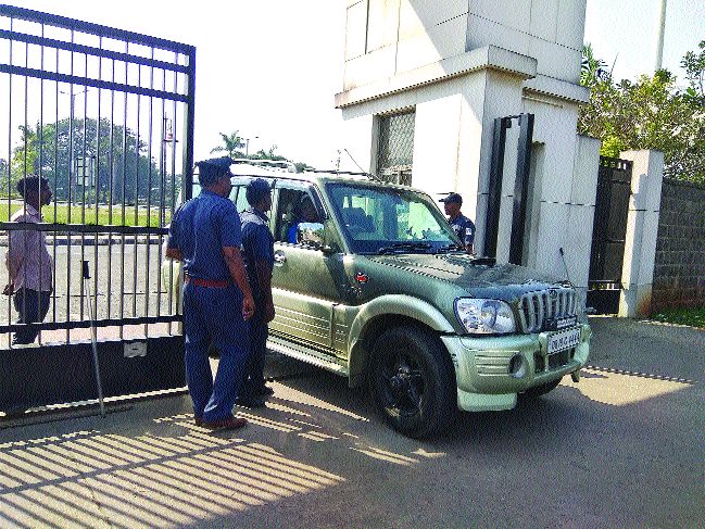 Access to the municipal headquarters without the ID is closed | ओळखपत्राशिवाय महापालिका मुख्यालयात प्रवेश बंद Access to the municipal headquarters without the ID is closed | ओळखपत्राशिवाय महापालिका मुख्यालयात प्रवेश बंद