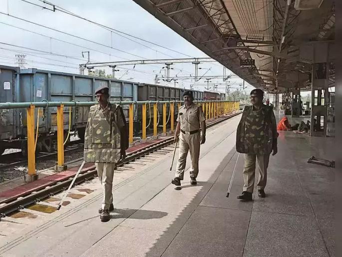 Armed security at railway stations in Vidarbha; Also watch the crowd on the platform | विदर्भातील रेल्वे स्थानकांवर सशस्त्र बंदोबस्त; फलाटावरच्या गर्दीवरही नजर Armed security at railway stations in Vidarbha; Also watch the crowd on the platform | विदर्भातील रेल्वे स्थानकांवर सशस्त्र बंदोबस्त; फलाटावरच्या गर्दीवरही नजर