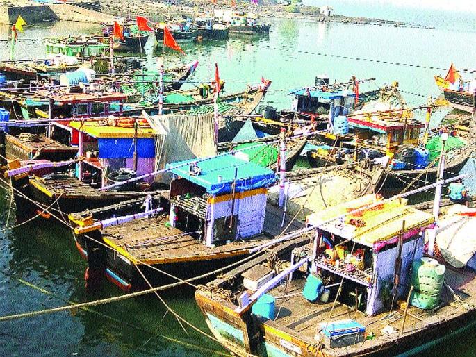 On the shores of the fisherman's boat in Murud due to the moonlit nights | चांदण्या रात्रींमुळे मुरुडमध्ये मच्छीमारांच्या होड्या किनाऱ्यांवर On the shores of the fisherman's boat in Murud due to the moonlit nights | चांदण्या रात्रींमुळे मुरुडमध्ये मच्छीमारांच्या होड्या किनाऱ्यांवर