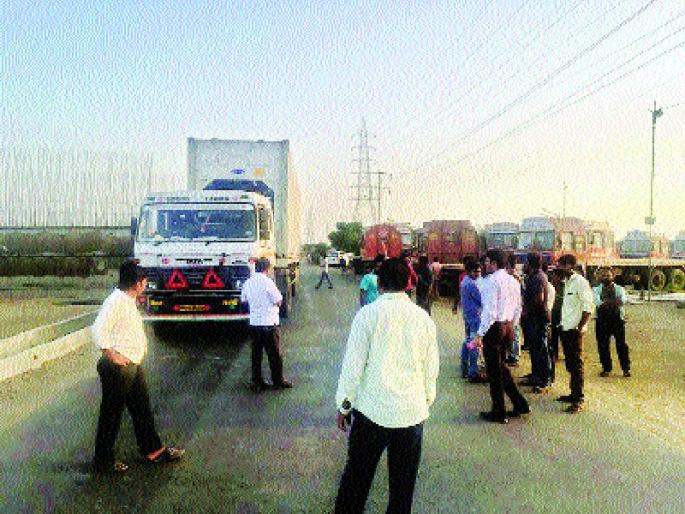 Stop the work of four ports | चारही बंदरांचे कामकाज थंडावले Stop the work of four ports | चारही बंदरांचे कामकाज थंडावले