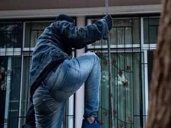 Burglary at old doctor's house in Ulhasnagar; 1 lakh cash and 16 lakh 75 thousand gold theft | उल्हासनगरात वृद्ध डॉक्टरांच्या घरी चोरी; १ लाख रोख रक्कमेसह १६ लाख ७५ हजाराचा ऐवज लंपास Burglary at old doctor's house in Ulhasnagar; 1 lakh cash and 16 lakh 75 thousand gold theft | उल्हासनगरात वृद्ध डॉक्टरांच्या घरी चोरी; १ लाख रोख रक्कमेसह १६ लाख ७५ हजाराचा ऐवज लंपास