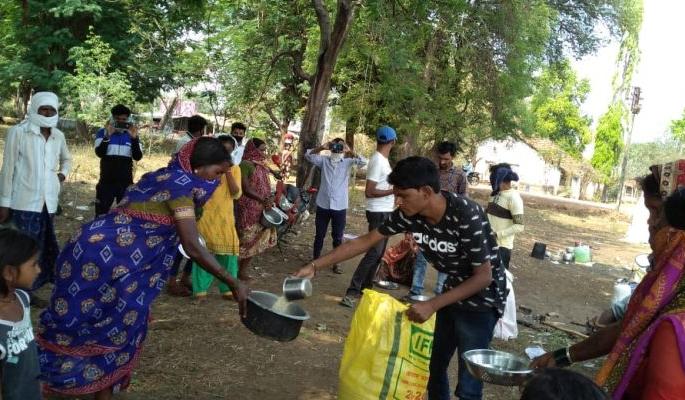 In Gadchiroli, the youth distribute the grain | Corona Virus in Gadchiroli; गडचिरोलीत युवकाने वाटले घरातले धान्य In Gadchiroli, the youth distribute the grain | Corona Virus in Gadchiroli; गडचिरोलीत युवकाने वाटले घरातले धान्य