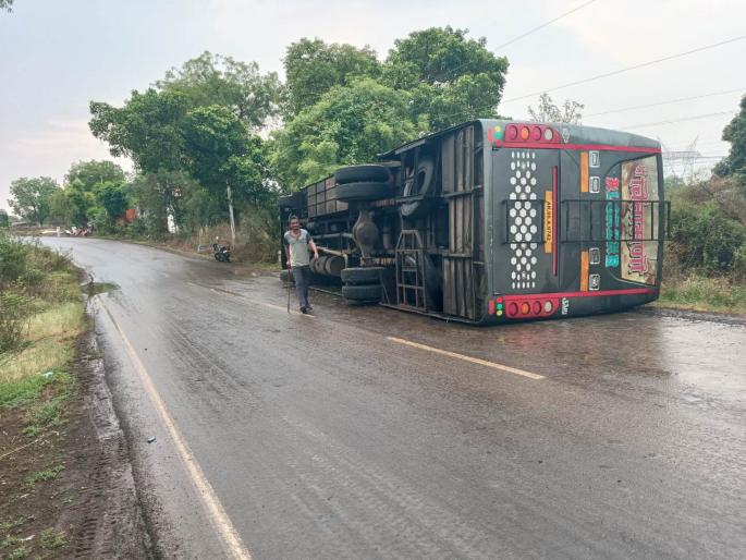 rushing private bus overturns 18 passengers injured incident near savkhed tejan fata in buldhana  | भरधाव खासगी बस उलटली, १८ प्रवासी जखमी; सावखेड तेजन फाट्याजवळील घटना  rushing private bus overturns 18 passengers injured incident near savkhed tejan fata in buldhana  | भरधाव खासगी बस उलटली, १८ प्रवासी जखमी; सावखेड तेजन फाट्याजवळील घटना