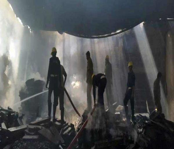 Fire to wood godam at Mahalgaon Kapasi | महालगाव कापसी येथे लाकूड गोदामाला आग Fire to wood godam at Mahalgaon Kapasi | महालगाव कापसी येथे लाकूड गोदामाला आग