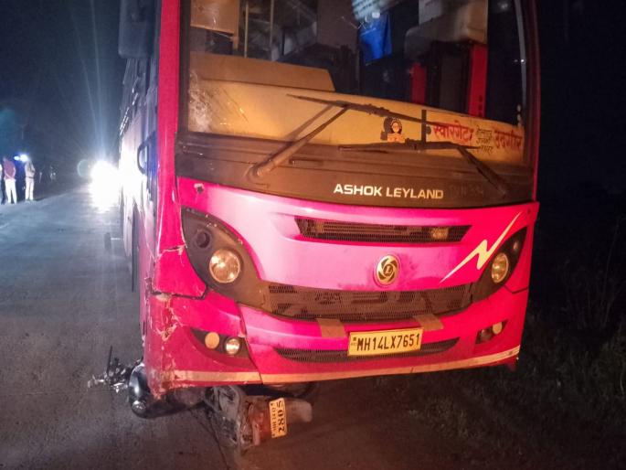 A state transport bus crushed a two-wheeler on the Udgir-Latur road; one person died on the spot | उदगीर-लातूर मार्गावर लालपरीने दुचाकीला चिरडले; एक जागीच ठार