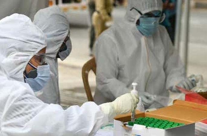 Increased stress on swab testing laboratory | स्वॅब तपासणी प्रयाेगशाळेवर वाढला ताण Increased stress on swab testing laboratory | स्वॅब तपासणी प्रयाेगशाळेवर वाढला ताण