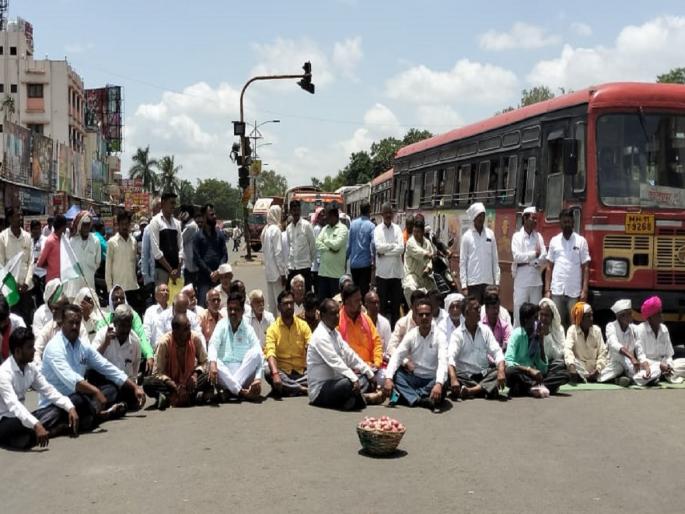 'Swabhimani's rastaroko in Tuljapur to draw attention to farmers' issues | शेतकऱ्यांच्या प्रश्नांकडे लक्ष वेधण्यासाठी ‘स्वाभिमानी’ने तुळजापुरात राेखला रस्ता 'Swabhimani's rastaroko in Tuljapur to draw attention to farmers' issues | शेतकऱ्यांच्या प्रश्नांकडे लक्ष वेधण्यासाठी ‘स्वाभिमानी’ने तुळजापुरात राेखला रस्ता