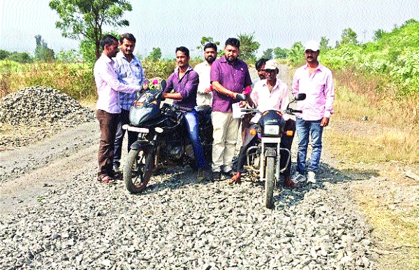 Travel through the road on the pothole; Golap flower | खड्ड्याच्या रस्त्यातून प्रवास सुखाचा होवो, कºहाड स्वाभिमानीचे आंदोलन ; चालकांना गुलाबपुष्प  Travel through the road on the pothole; Golap flower | खड्ड्याच्या रस्त्यातून प्रवास सुखाचा होवो, कºहाड स्वाभिमानीचे आंदोलन ; चालकांना गुलाबपुष्प