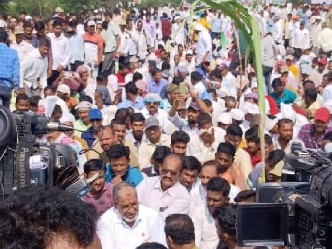 A solution has been reached regarding the price of sugarcane, the announcement of the factories to pay hundred rupees | ऊस दराची कोंडी फुटली!, शंभर रुपये द्यायची कारखान्यांची घोषणा, 'स्वाभिमानी'च्या लढ्याला यश A solution has been reached regarding the price of sugarcane, the announcement of the factories to pay hundred rupees | ऊस दराची कोंडी फुटली!, शंभर रुपये द्यायची कारखान्यांची घोषणा, 'स्वाभिमानी'च्या लढ्याला यश