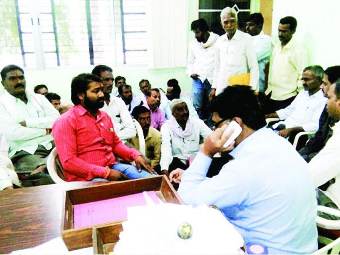 Swabhimani stance agitation in the office of MSED | महावितरणच्या कार्यालयात स्वाभिमानीचे ठिय्या आंदोलन! Swabhimani stance agitation in the office of MSED | महावितरणच्या कार्यालयात स्वाभिमानीचे ठिय्या आंदोलन!