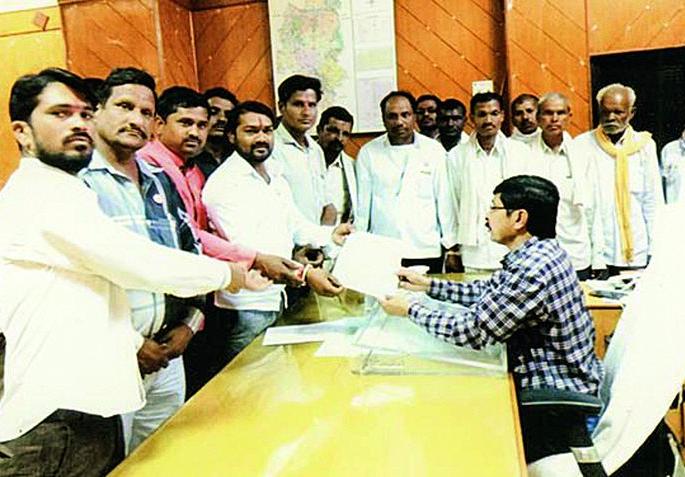 Buldana: The encroachment of the Additional District Collector of Swabhimani Sanghatana | बुलडाणा : स्वाभिमानी संघटनेचा अपर जिल्हाधिकार्‍यांना घेराव 