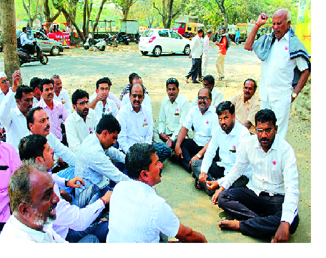 Conquer the sugar and get our money: The demand for 'Swabhimani' collector is demanded | साखर जप्त करा अन् आमचे पैसे मिळवून द्या : ‘स्वाभिमानी’ची जिल्हाधिकाऱ्यांकडे मागणी