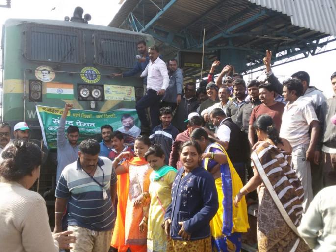 Swabhimani stopped the train due to the administration of the railway administration | रेल्वे प्रशासनाच्या गलथान कारभारामुळे स्वाभिमानीने रेल्वे रोखली Swabhimani stopped the train due to the administration of the railway administration | रेल्वे प्रशासनाच्या गलथान कारभारामुळे स्वाभिमानीने रेल्वे रोखली