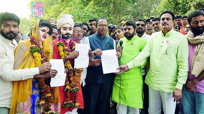 Swabhimani's debt Warat at the door of Chief Minister | स्वाभिमानीची कर्जाची वरात, मुख्यमंत्र्यांच्या दारात Swabhimani's debt Warat at the door of Chief Minister | स्वाभिमानीची कर्जाची वरात, मुख्यमंत्र्यांच्या दारात