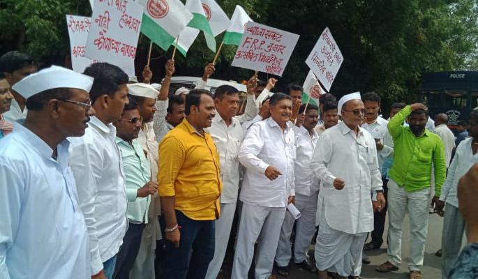 A front-runner of Swabhimani Shetkari Sanghatana on the Co-operative's contact office | सहकारमंत्र्याच्या संपर्क कार्यालयावर स्वाभिमानी शेतकरी संघटनेचा मोर्चा A front-runner of Swabhimani Shetkari Sanghatana on the Co-operative's contact office | सहकारमंत्र्याच्या संपर्क कार्यालयावर स्वाभिमानी शेतकरी संघटनेचा मोर्चा