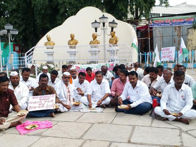Anil Diwali farmers' Khalda Kharda bread, Swabhimani's agitation in Solapur | ऐन दिवाळीत शेतकºयांनी खाल्ली खर्डा भाकरी, 'स्वाभिमानी'चे सोलापुरात आंदोलन Anil Diwali farmers' Khalda Kharda bread, Swabhimani's agitation in Solapur | ऐन दिवाळीत शेतकºयांनी खाल्ली खर्डा भाकरी, 'स्वाभिमानी'चे सोलापुरात आंदोलन