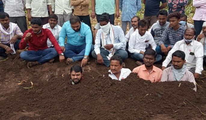 The self-aggrandizement movement of ‘Swabhimani’; Ravikant Tupkar buried himself in the ground | ‘स्वाभीमानी’चे आत्मक्लेष आंदोलन; रविकांत तुपकर यांनी स्वत:ला घेतले जमीनीत गाडून The self-aggrandizement movement of ‘Swabhimani’; Ravikant Tupkar buried himself in the ground | ‘स्वाभीमानी’चे आत्मक्लेष आंदोलन; रविकांत तुपकर यांनी स्वत:ला घेतले जमीनीत गाडून