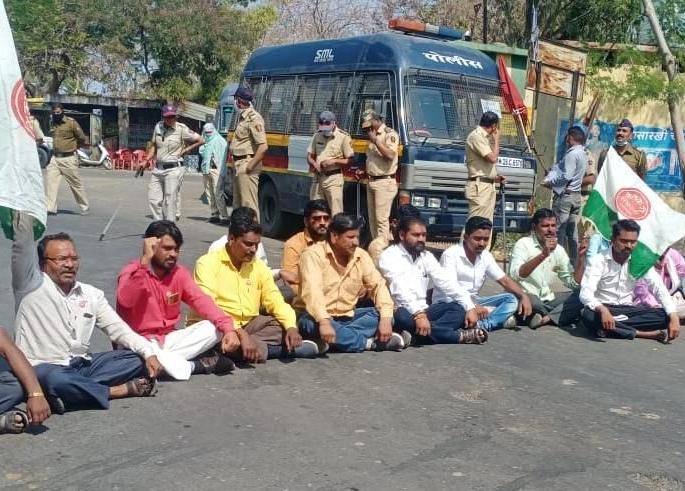 'Swabhimani' started Chakkajam movement | 'स्वाभिमानी'ने केले चक्काजाम आंदोलन 'Swabhimani' started Chakkajam movement | 'स्वाभिमानी'ने केले चक्काजाम आंदोलन