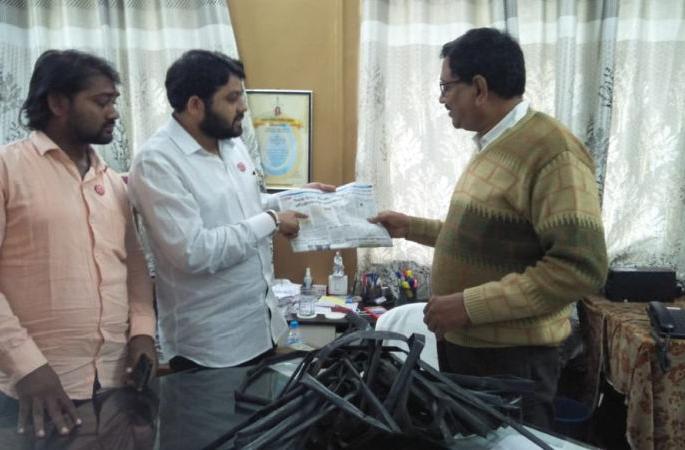 Drip Irrigation Scam: Drifts set by Swabhimani shetkari Sangathan to agricultural officer | ठिबक सिंचन घोटाळा: स्वाभिमानी शेतकरी संघटनेकडून कृषी अधिकाऱ्याला ठिबक संच भेट