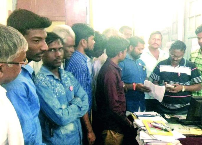 Buldhana: 'Swabhimani's activists detained officer; Strong signal of protest | बुलडाणा : ‘स्वाभिमानी’च्या कार्यकर्त्यांचा अधिकार्याला घेराव; तीव्र आंदोलनाचा इशारा Buldhana: 'Swabhimani's activists detained officer; Strong signal of protest | बुलडाणा : ‘स्वाभिमानी’च्या कार्यकर्त्यांचा अधिकार्याला घेराव; तीव्र आंदोलनाचा इशारा