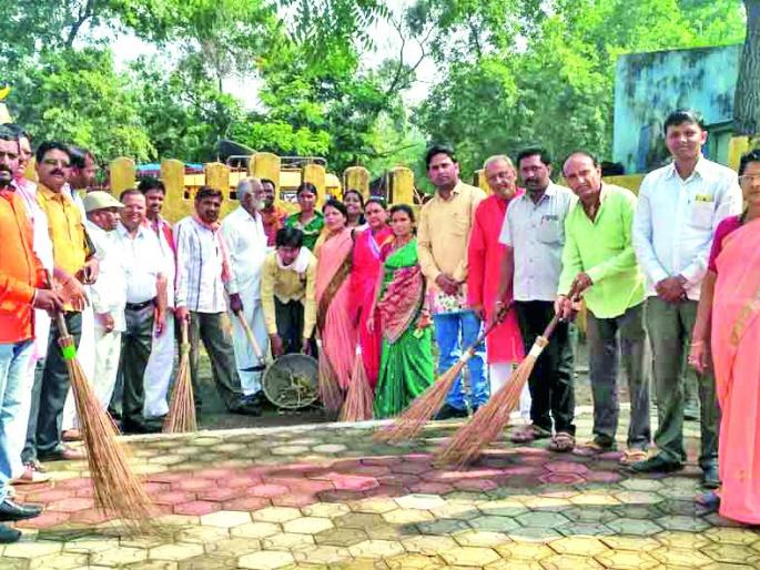 Mehkar started the cleanliness fortnight | मेहकर येथे स्वच्छता पंधरवड्याला सुरुवात Mehkar started the cleanliness fortnight | मेहकर येथे स्वच्छता पंधरवड्याला सुरुवात