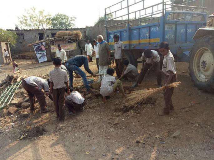 Washim: Cleanliness campaign in village by Satyasai Sanghatana | वाशिम : सत्यसाई संघटनेने राबविले दत्तक गावात स्वछता अभियान Washim: Cleanliness campaign in village by Satyasai Sanghatana | वाशिम : सत्यसाई संघटनेने राबविले दत्तक गावात स्वछता अभियान