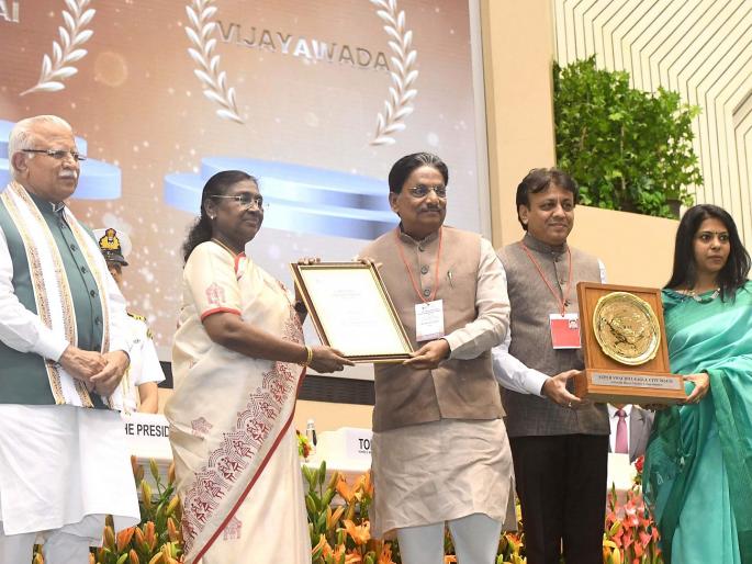 Navi Mumbai Municipal Corporation is the first in the state; Mira-Bhayander is the 'cleanest city' in the country | नवी मुंबई महापालिका राज्यात पहिली; मीरा-भाईंदर देशातले ‘सर्वांत स्वच्छ शहर’ Navi Mumbai Municipal Corporation is the first in the state; Mira-Bhayander is the 'cleanest city' in the country | नवी मुंबई महापालिका राज्यात पहिली; मीरा-भाईंदर देशातले ‘सर्वांत स्वच्छ शहर’