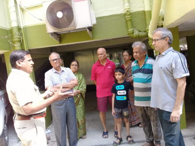 corornavirus: awareness about corona virus by PMC staff rsg | corornavirus : काेराेनाला राेखण्यासाठी पुणे महापालिकेचे स्वच्छता दूत करतायेत जनजागृती corornavirus: awareness about corona virus by PMC staff rsg | corornavirus : काेराेनाला राेखण्यासाठी पुणे महापालिकेचे स्वच्छता दूत करतायेत जनजागृती