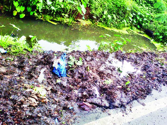 Ratnagiri: cleanliness drive by the Chiplun Municipal Council, cleanliness campaign, drains and drains | रत्नागिरी : चिपळूण नगरपरिषदेकडून स्वच्छता मोहीम, गटारे व नाल्यांची केली स्वच्छता