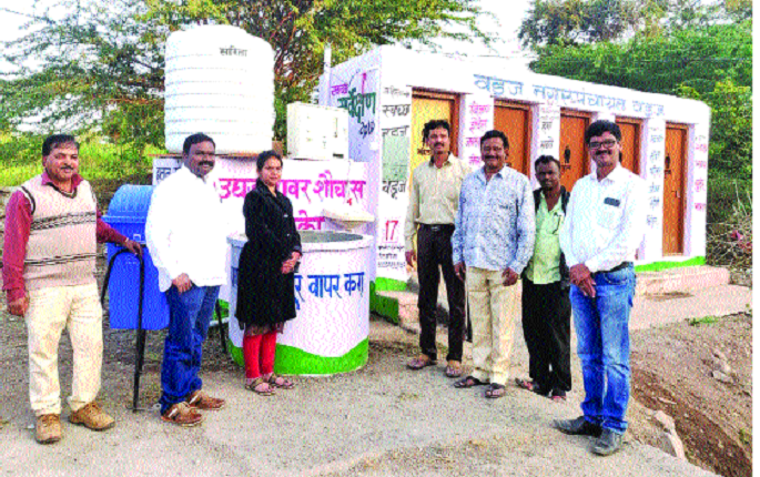 Public toilets in Waduz Hi-Tech: Moving towards Garbage Panchayat deletion leads to cleanliness | वडूजमधील सार्वजनिक शौचालये हायटेक-: नगरपंचायतीची कचरामुक्तीकडे वाटचाल स्वच्छतेमध्ये आघाडी Public toilets in Waduz Hi-Tech: Moving towards Garbage Panchayat deletion leads to cleanliness | वडूजमधील सार्वजनिक शौचालये हायटेक-: नगरपंचायतीची कचरामुक्तीकडे वाटचाल स्वच्छतेमध्ये आघाडी