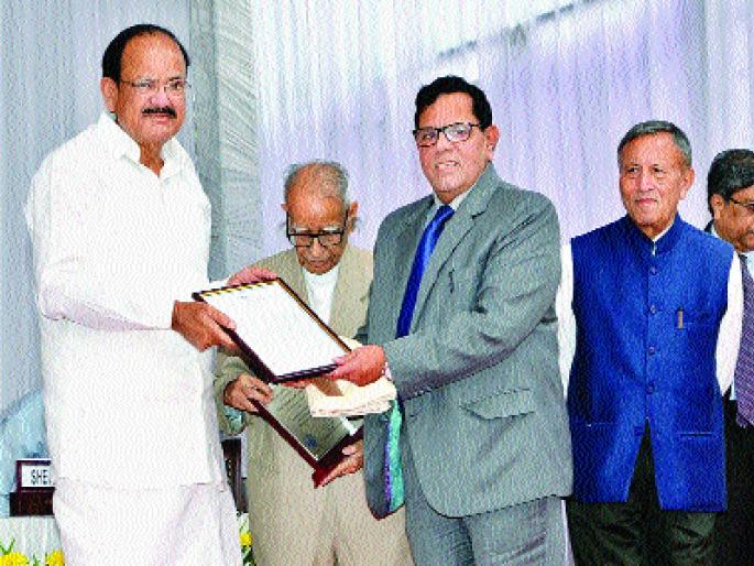 Late Bhalchandra Deshmukh Best Administrator, posthumous award: Vice Presidential award | दिवंगत भालचंद्र देशमुख उत्तम प्रशासक, मरणोत्तर पुरस्कार : उपराष्ट्रपतींच्या हस्ते प्रदान Late Bhalchandra Deshmukh Best Administrator, posthumous award: Vice Presidential award | दिवंगत भालचंद्र देशमुख उत्तम प्रशासक, मरणोत्तर पुरस्कार : उपराष्ट्रपतींच्या हस्ते प्रदान