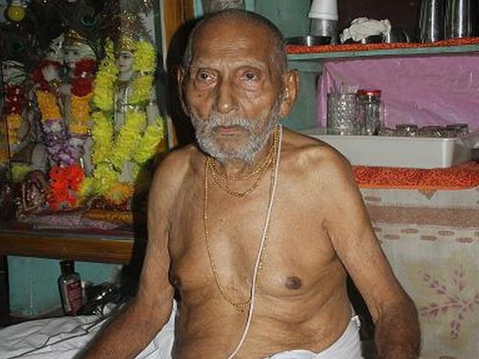 Swami Sivananda: The happiest person in the world for 124 years doing yoga daily | स्वामी शिवानंद : रोज योगासने करणारी १२४ वर्षांची जगातील सर्वांत आनंदी व्यक्ती! Swami Sivananda: The happiest person in the world for 124 years doing yoga daily | स्वामी शिवानंद : रोज योगासने करणारी १२४ वर्षांची जगातील सर्वांत आनंदी व्यक्ती!