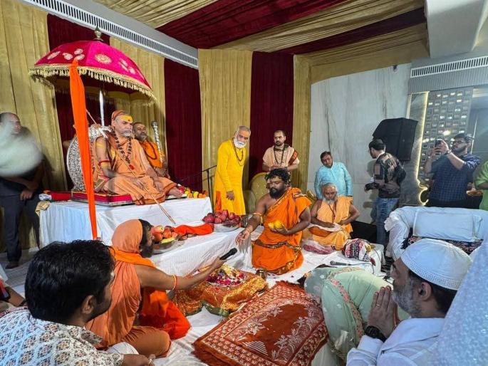 The Maharashtra government's status of state mother given to Gaumata is only on paper, criticizes Swami Avimukteshwaranand Saraswati | महाराष्ट्र सरकारने गौमातेला दिलेला राज्य मातेचा दर्जा कागदावरच, स्वामी अविमुक्तेश्वरानंद सरस्वती यांची टीका The Maharashtra government's status of state mother given to Gaumata is only on paper, criticizes Swami Avimukteshwaranand Saraswati | महाराष्ट्र सरकारने गौमातेला दिलेला राज्य मातेचा दर्जा कागदावरच, स्वामी अविमुक्तेश्वरानंद सरस्वती यांची टीका