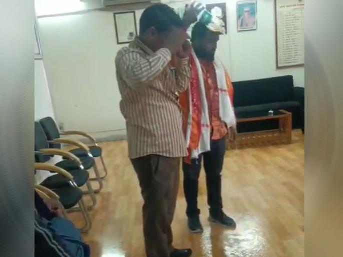 Attempted self-immolation of hourly professors in registrar's hall; Swami Ramanand Tirtha Marathwada University Incident | तासिका तत्त्वावरील प्राध्यापकांचा कुलसचिवांच्या दालनात आत्मदहनाचा प्रयत्न; स्वामी रामानंद तीर्थ मराठवाडा विद्यापीठातील घटना Attempted self-immolation of hourly professors in registrar's hall; Swami Ramanand Tirtha Marathwada University Incident | तासिका तत्त्वावरील प्राध्यापकांचा कुलसचिवांच्या दालनात आत्मदहनाचा प्रयत्न; स्वामी रामानंद तीर्थ मराठवाडा विद्यापीठातील घटना