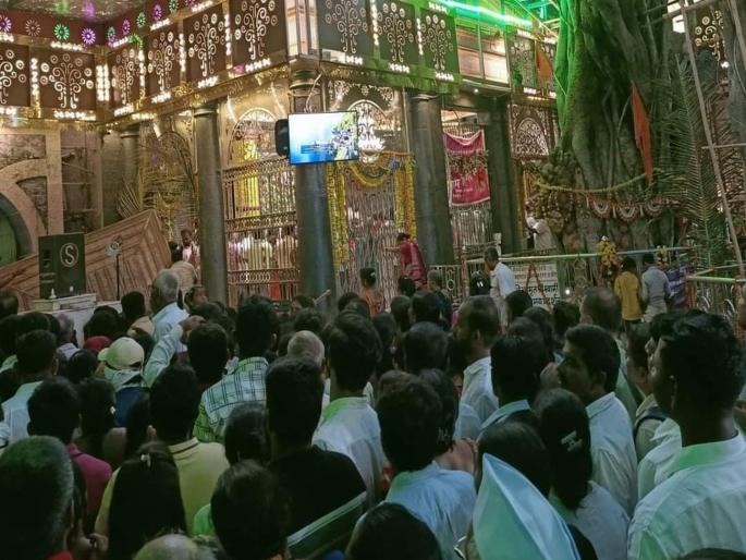 Angry devotees beaten to Priest at the Shri Swami Samarth Mandir, Akkalkot, what happened? | श्री स्वामी समर्थांच्या दरबारी संतप्त भक्तांनी पुजाऱ्याच्या कानशिलात लगावली; काय घडलं? Angry devotees beaten to Priest at the Shri Swami Samarth Mandir, Akkalkot, what happened? | श्री स्वामी समर्थांच्या दरबारी संतप्त भक्तांनी पुजाऱ्याच्या कानशिलात लगावली; काय घडलं?