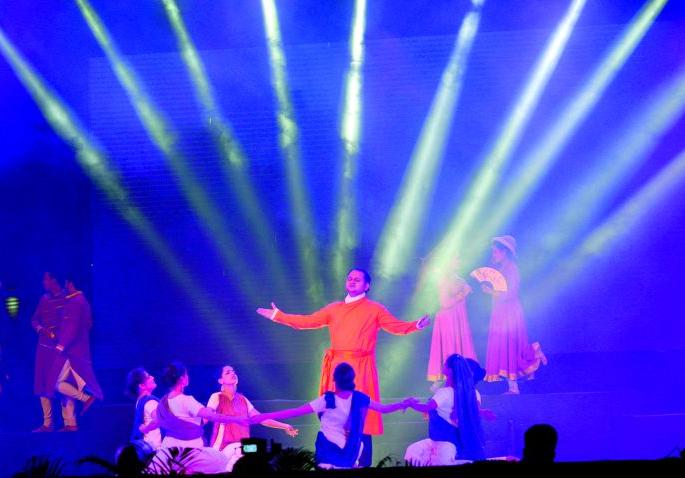 MP Cultural Festival: Shivamputra arrives, holds Vivekananda's name | खासदार सांस्कृतिक महोत्सव :शिवंपुत्र आले होऊन, विवेकानंद नाम केले धारण MP Cultural Festival: Shivamputra arrives, holds Vivekananda's name | खासदार सांस्कृतिक महोत्सव :शिवंपुत्र आले होऊन, विवेकानंद नाम केले धारण