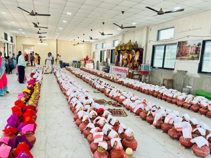 worshiped at Swaminarayan temple for salvation jalgaon | पितरांना मोक्ष मिळण्यासाठी ८२१ घागरींचे केले पूजन, स्वामिनारायण मंदिरात आयोजन worshiped at Swaminarayan temple for salvation jalgaon | पितरांना मोक्ष मिळण्यासाठी ८२१ घागरींचे केले पूजन, स्वामिनारायण मंदिरात आयोजन