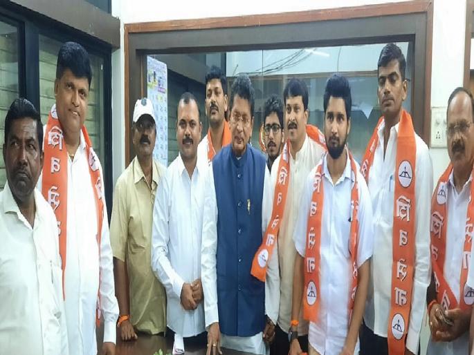 Ravindra Parab family considered to be staunch Rane supporters of Talwade village joined Shiv Sena | कट्टर राणे सर्मथक परब कुटुंबियांचा शिवसेनेत प्रवेश, अन् जिल्हा बँक निवडणुकीत उमेदवारी देखील जाहीर Ravindra Parab family considered to be staunch Rane supporters of Talwade village joined Shiv Sena | कट्टर राणे सर्मथक परब कुटुंबियांचा शिवसेनेत प्रवेश, अन् जिल्हा बँक निवडणुकीत उमेदवारी देखील जाहीर