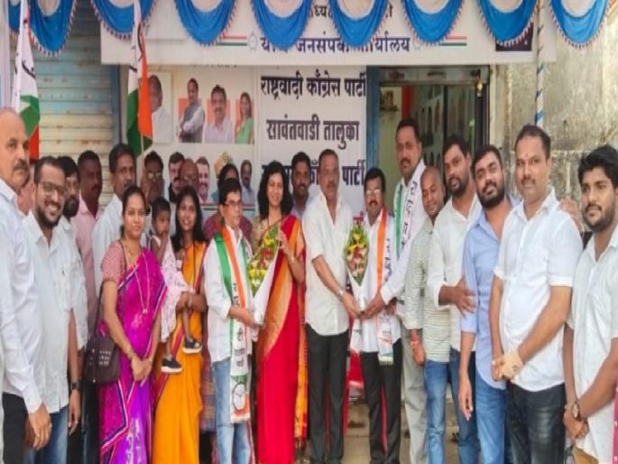 Former Congress city president Kashinath Dubhashi from Sawantwadi along with former Shiv Sena deputy city chief Rakesh Navgi and Ganesh Nimbalkar joined NCP | कोकणात राष्ट्रवादीचा काँग्रेससह शिवसेनेला धक्का, माजी पदाधिकाऱ्यानी हाती बांधले घड्याळ Former Congress city president Kashinath Dubhashi from Sawantwadi along with former Shiv Sena deputy city chief Rakesh Navgi and Ganesh Nimbalkar joined NCP | कोकणात राष्ट्रवादीचा काँग्रेससह शिवसेनेला धक्का, माजी पदाधिकाऱ्यानी हाती बांधले घड्याळ