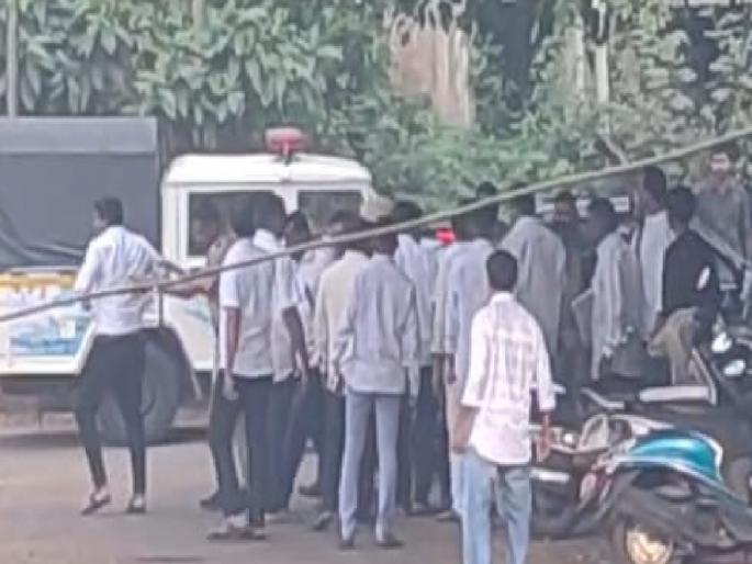 Shinde Sena-BJP workers clash in Sawantwadi over suspicion of money distribution, timely intervention by police | Local Body Election Voting: पैसे वाटपाच्या संशयावरून सावंतवाडीत शिंदेसेना-भाजप कार्यकर्ते भिडले, पोलिसांकडून वेळीच हस्तक्षेप